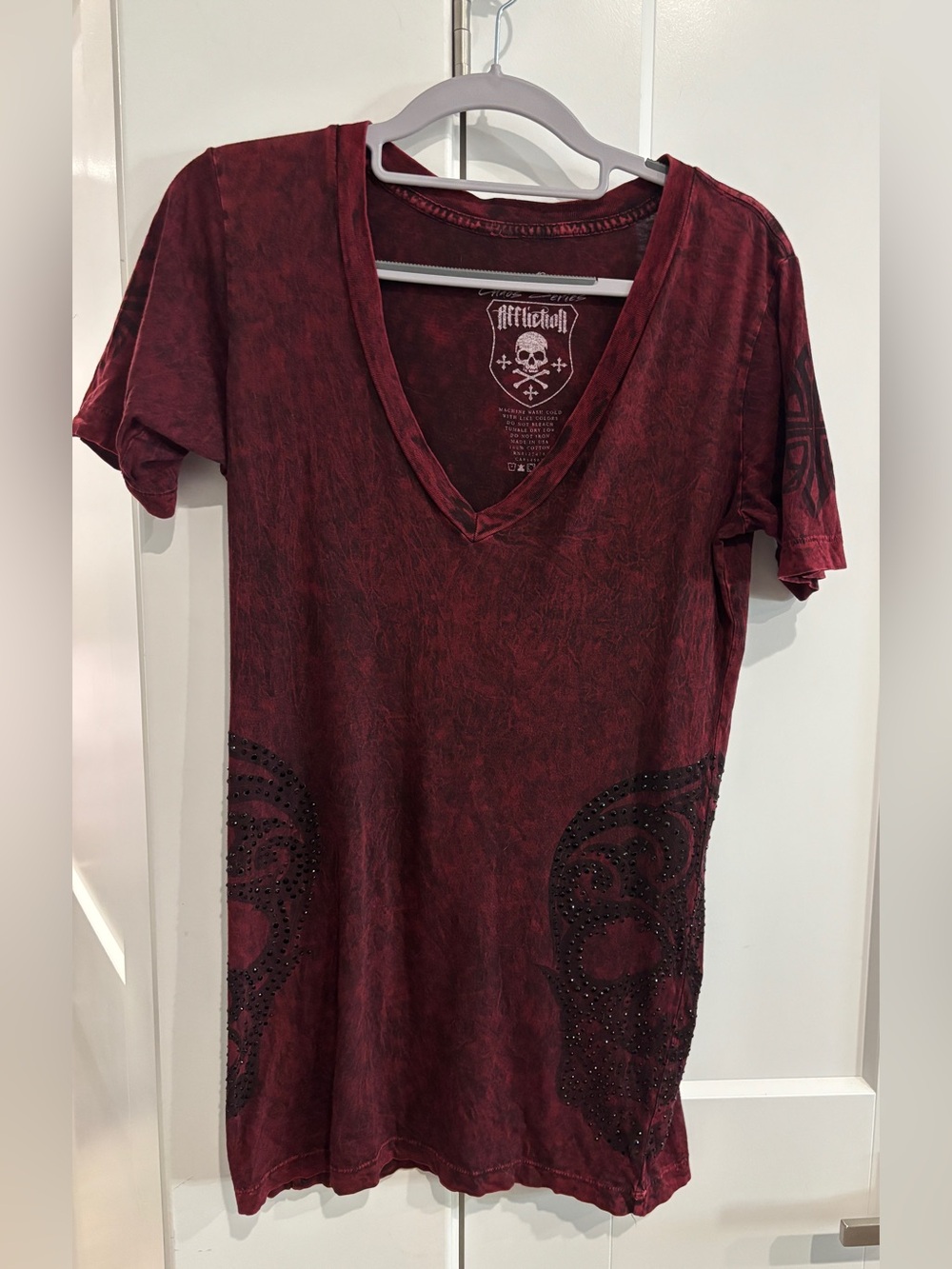 Affliction Chaos Series  V-Neck Tee with Studded Skull Accents. Size L